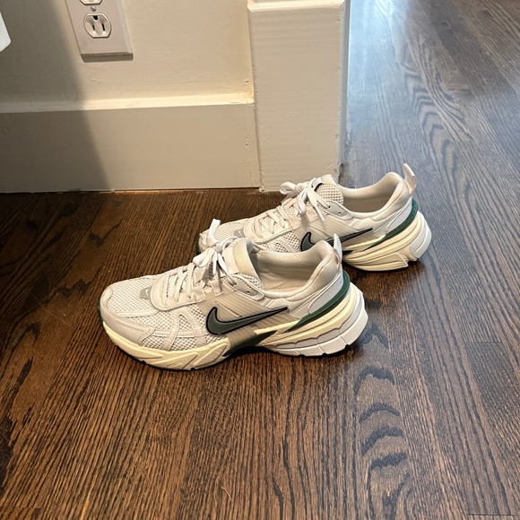 Nike Shoes - Nike tennis shoes